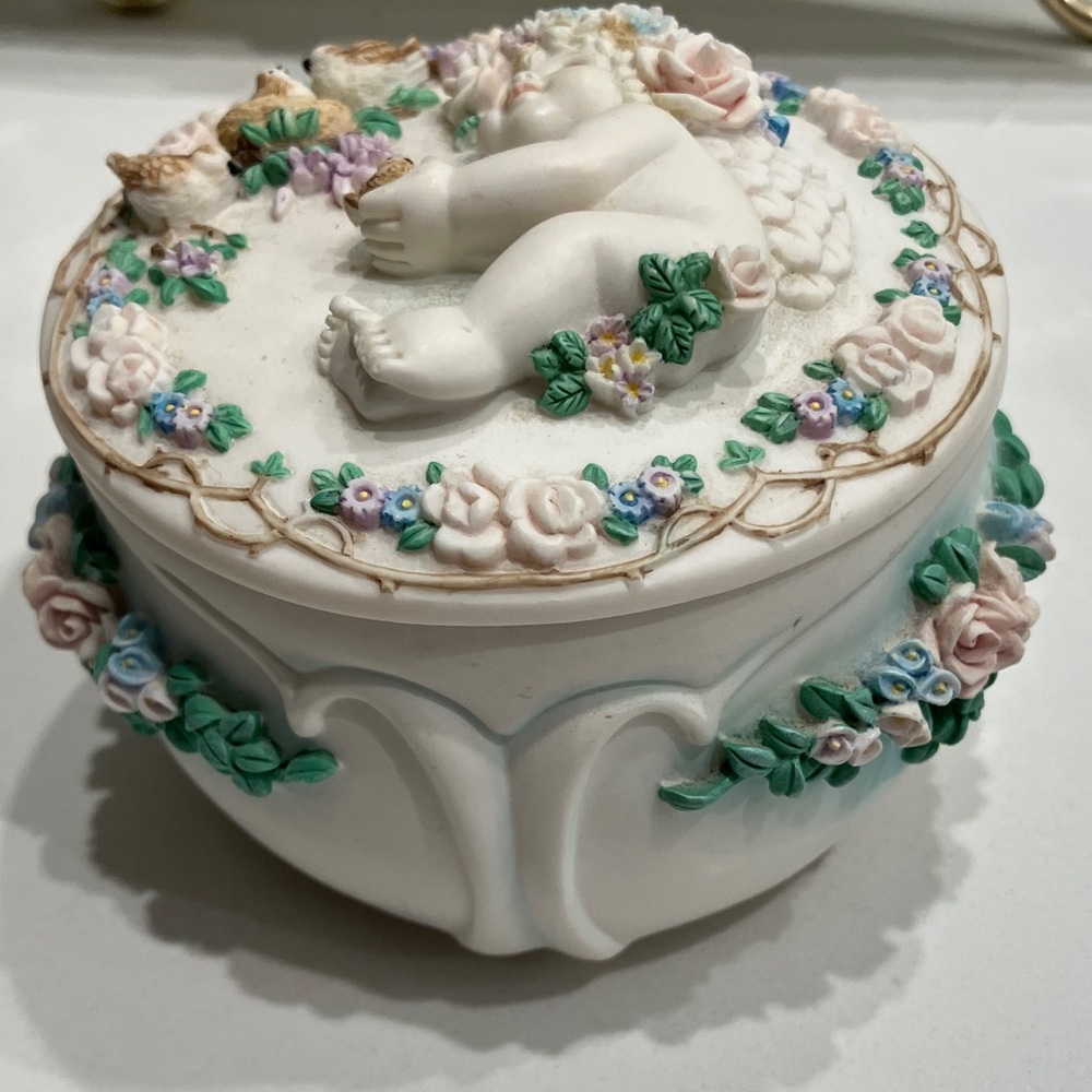 Dreamsicles “Heaven’s Little Helper”Cherub Decorative Musical 3 1/2” Round Box
